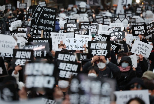 전여옥, ‘尹 퇴진’ 촛불집회 저격 “하는 짓이 ‘김제동 짝퉁’…세월호 때 입던 소복”